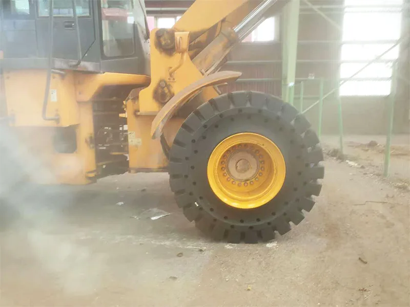 Braziliyada bir şüşə fabriki 23,5-25 bərk təkərdən istifadə edir